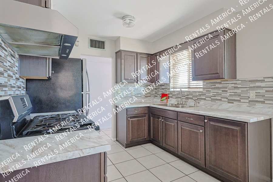 2114 W Myrtle Ave property image