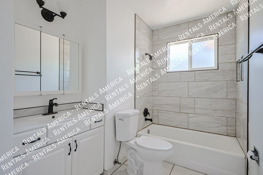 2114 W Myrtle Ave property image