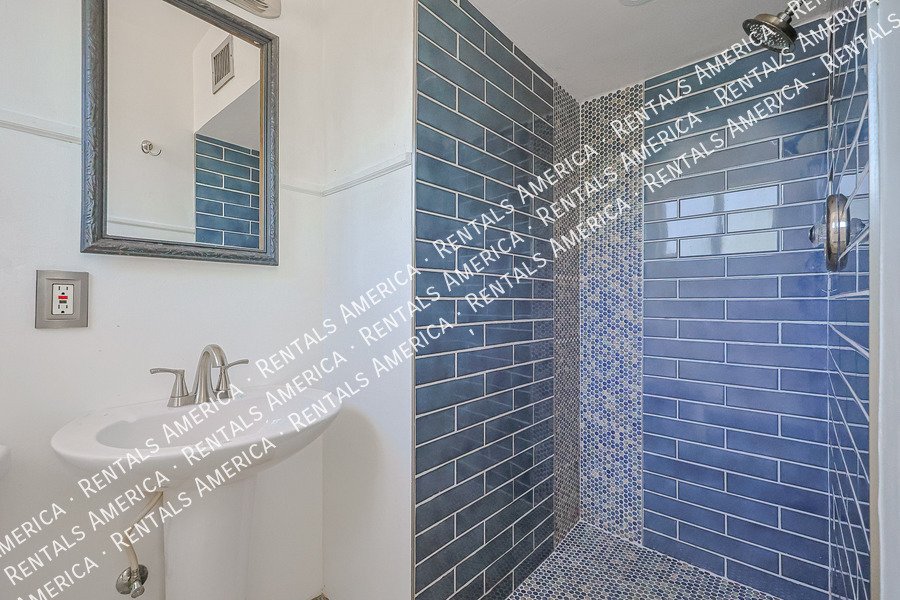 2114 W Myrtle Ave property image