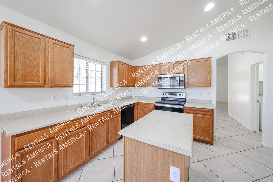 Beautiful 3 bedroom 2 bathroom home in Goodyear!! property image
