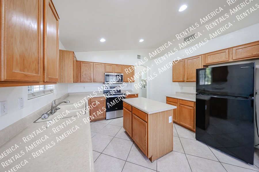 Beautiful 3 bedroom 2 bathroom home in Goodyear!! property image