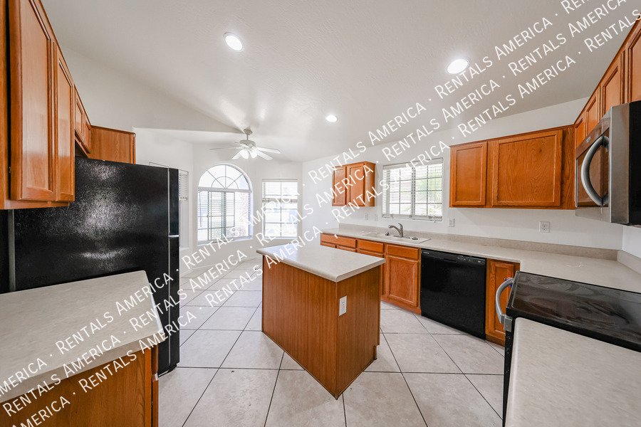 Beautiful 3 bedroom 2 bathroom home in Goodyear!! property image