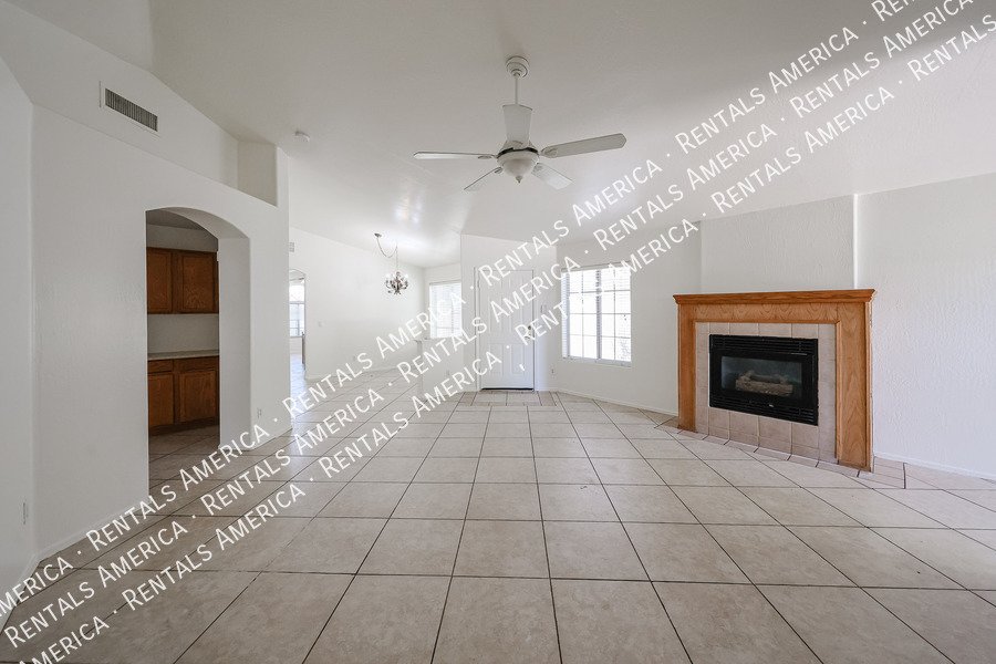 Beautiful 3 bedroom 2 bathroom home in Goodyear!! property image