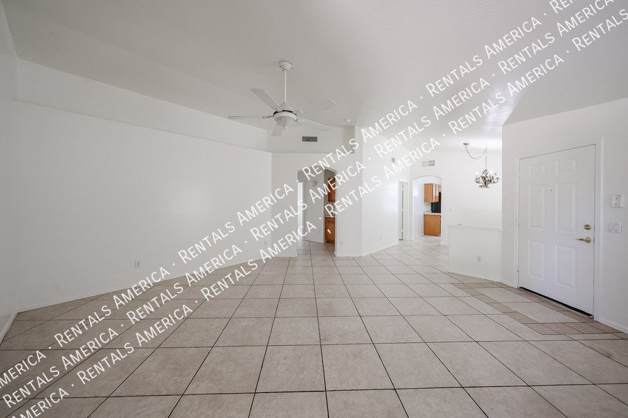Beautiful 3 bedroom 2 bathroom home in Goodyear!! property image