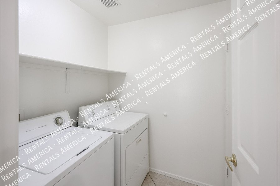 Beautiful 3 bedroom 2 bathroom home in Goodyear!! property image