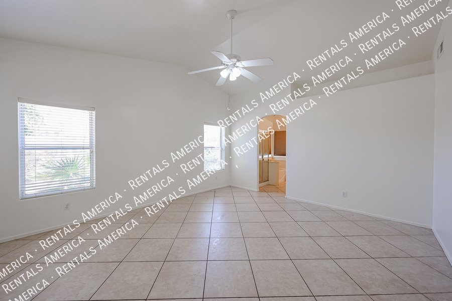 Beautiful 3 bedroom 2 bathroom home in Goodyear!! property image