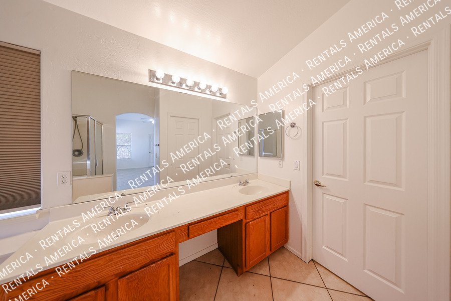 Beautiful 3 bedroom 2 bathroom home in Goodyear!! property image