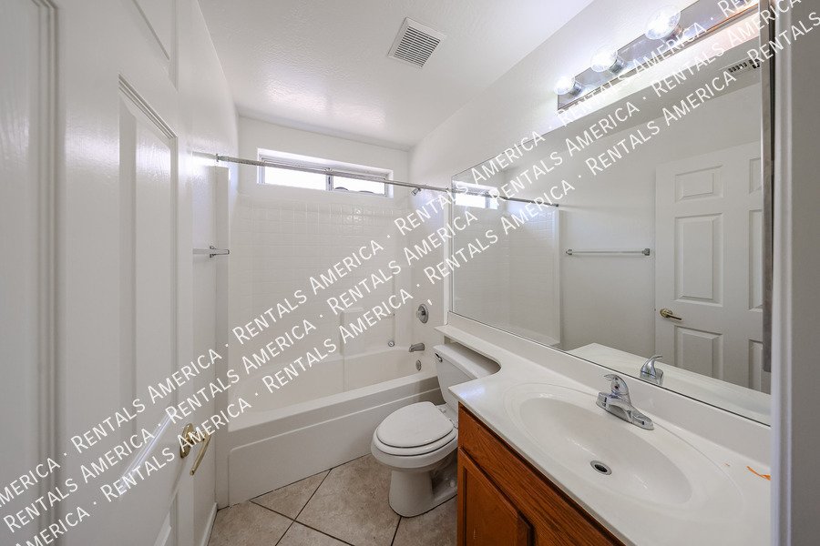 Beautiful 3 bedroom 2 bathroom home in Goodyear!! property image