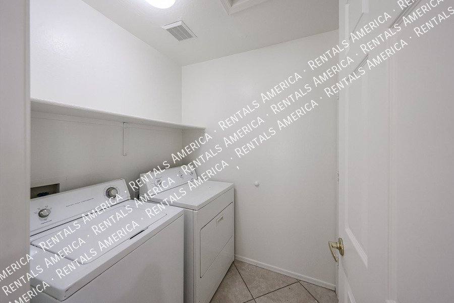 Beautiful 3 bedroom 2 bathroom home in Goodyear!! property image