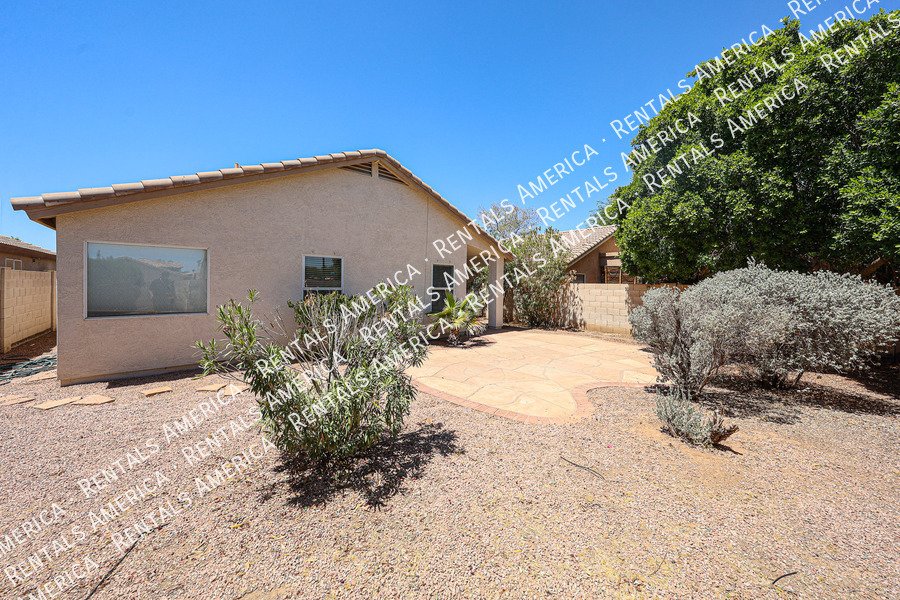 Beautiful 3 bedroom 2 bathroom home in Goodyear!! property image
