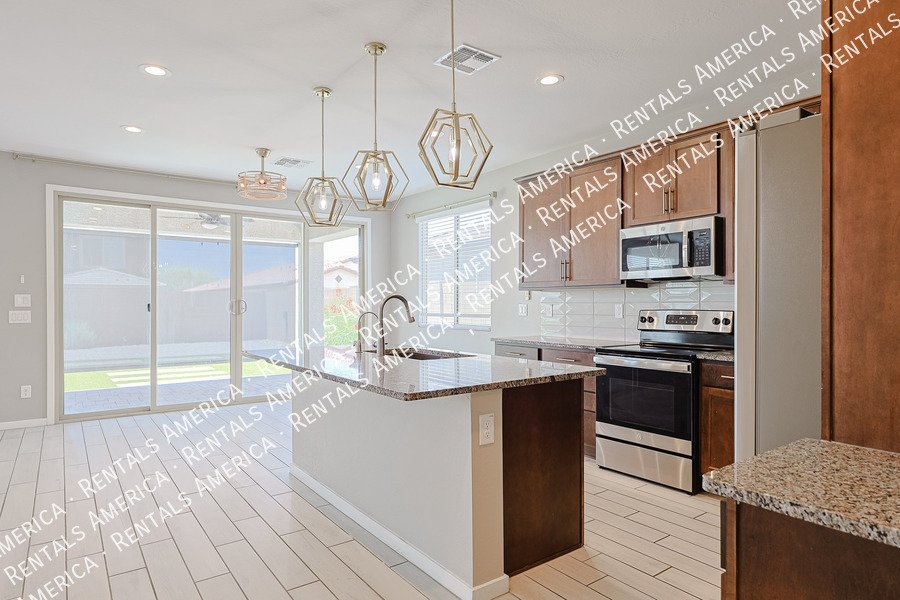 Spacious 5 Bedroom Home in Hudson Commons-No Pets property image