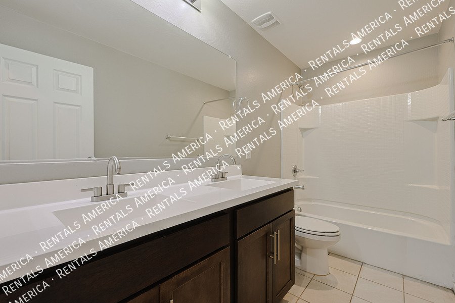 Spacious 5 Bedroom Home in Hudson Commons-No Pets property image