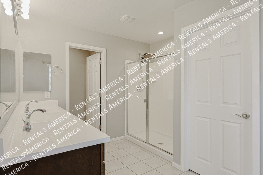 Spacious 5 Bedroom Home in Hudson Commons-No Pets property image