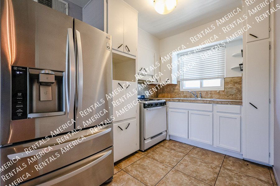 Charming 2 Bedroom Home with Water & Gas Included property image
