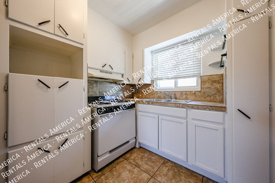 Charming 2 Bedroom Home with Water & Gas Included property image