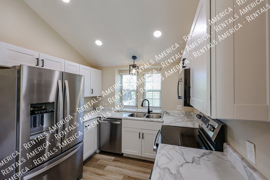 Peoria Condo - 4 Bedrooms, 2 Bathrooms, Prime Location property image