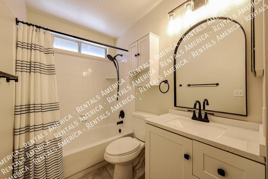 Peoria Condo - 4 Bedrooms, 2 Bathrooms, Prime Location property image