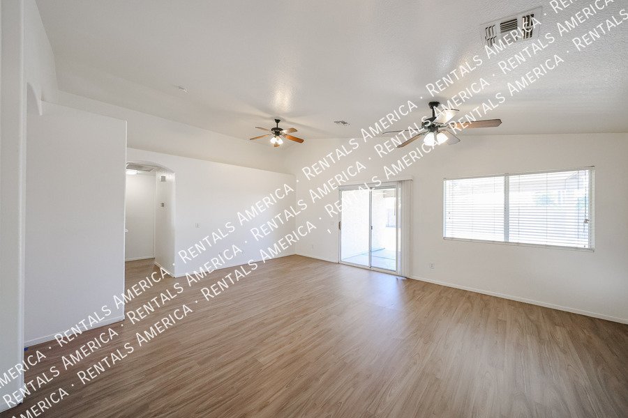 Lovely 3 BD, 2 BA Corner Lot Home in Wildflower Ranch Goodyear property image