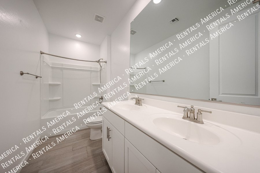 Stunning 5-Bedroom Home Spacious & Upgraded Throughout! property image