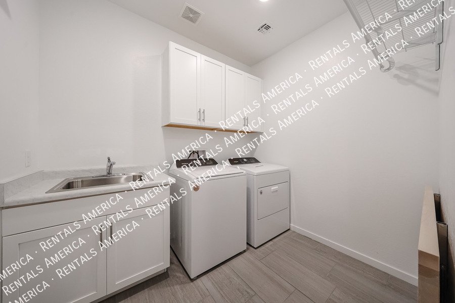 Stunning 5-Bedroom Home Spacious & Upgraded Throughout! property image