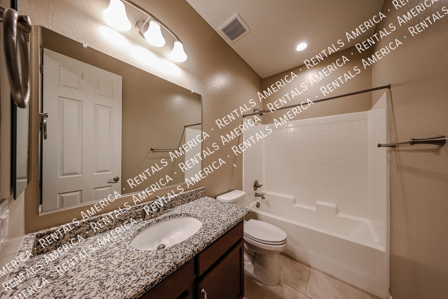 3 bed 2 bath Beauty with EV Charging Available! property image