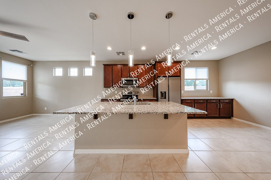 3 bed 2 bath Beauty with EV Charging Available! property image