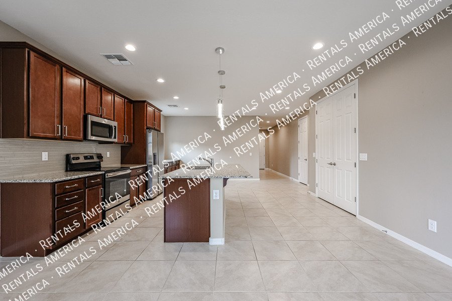 3 bed 2 bath Beauty with EV Charging Available! property image