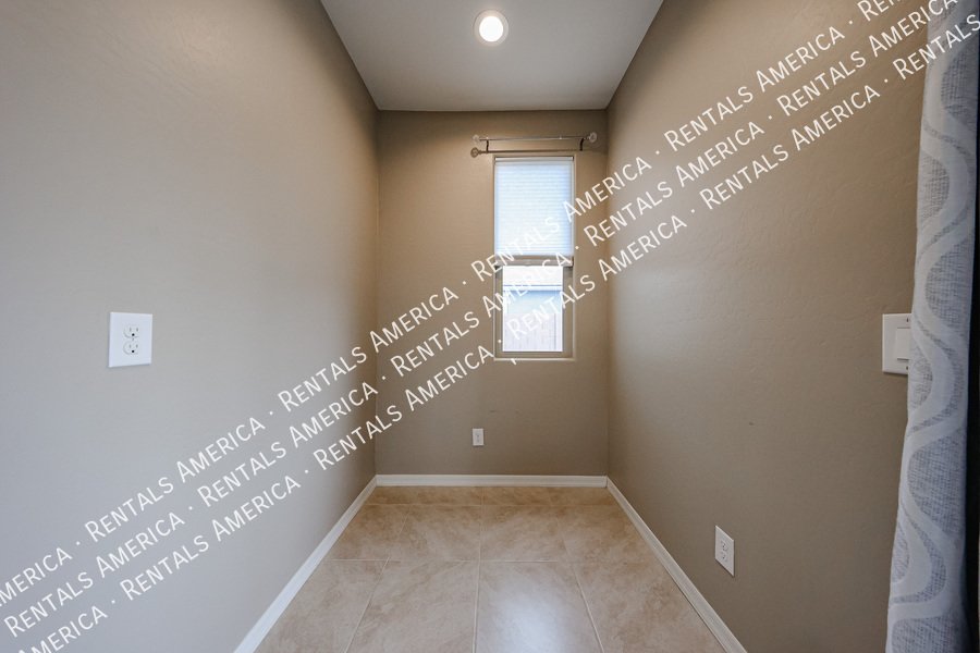 3 bed 2 bath Beauty with EV Charging Available! property image