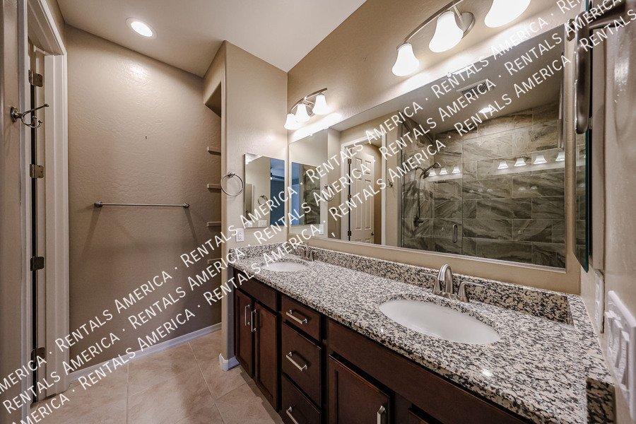 3 bed 2 bath Beauty with EV Charging Available! property image