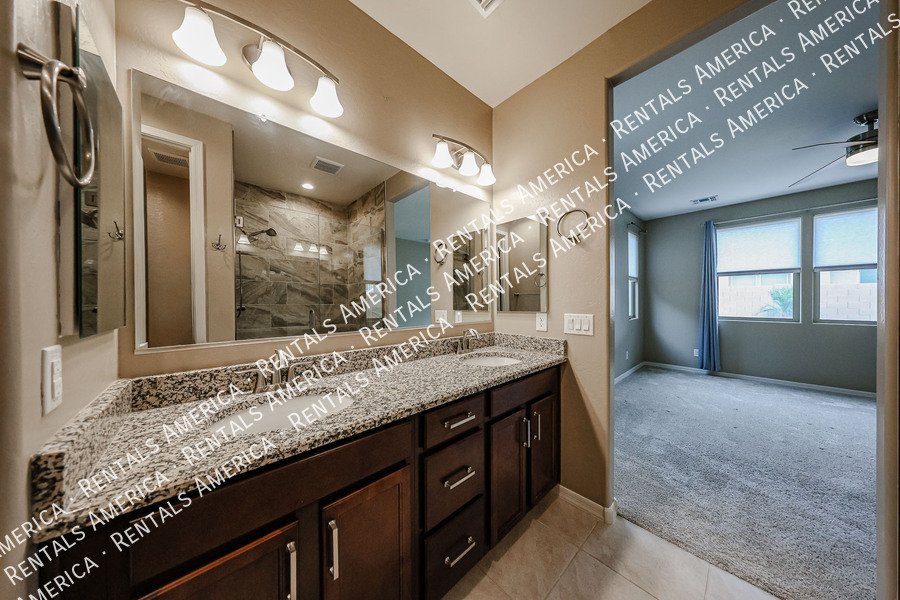 3 bed 2 bath Beauty with EV Charging Available! property image