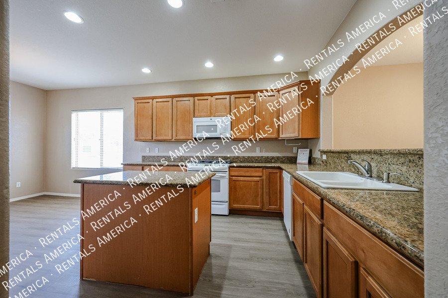 Beautiful 3 bedroom home in Gated Chandler Community! property image