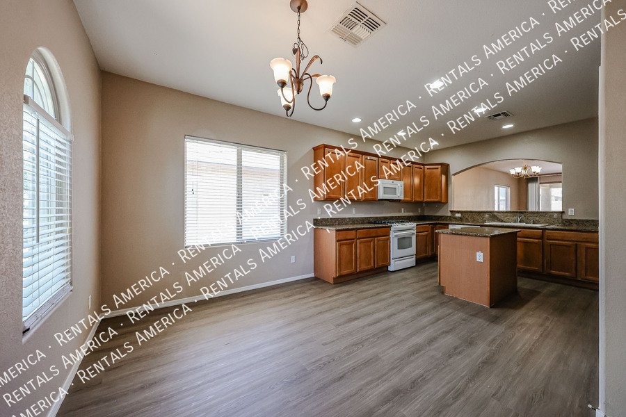 Beautiful 3 bedroom home in Gated Chandler Community! property image