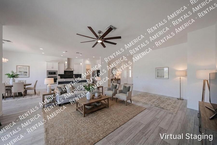 Gorgeous 3 bedroom + Den home  in Scottsdale property image