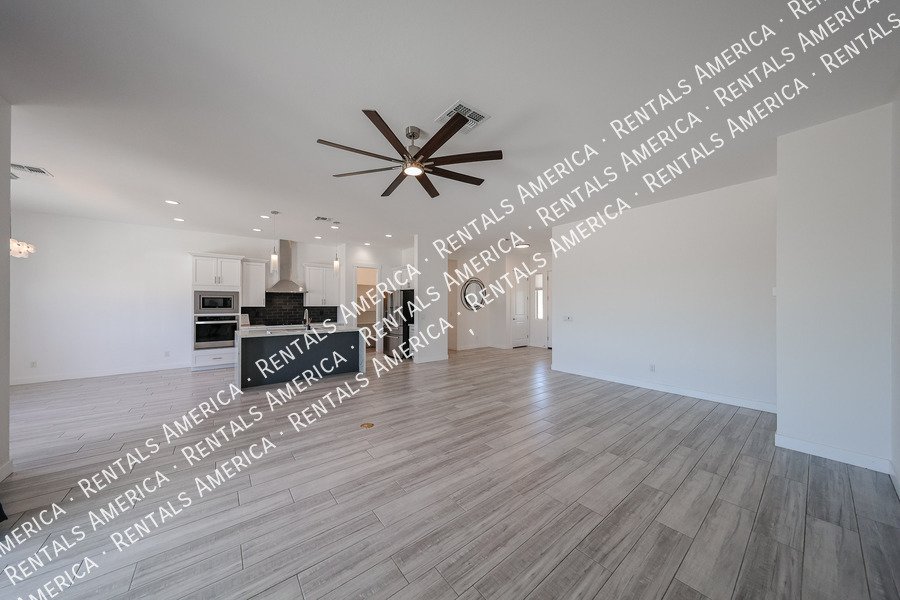 Gorgeous 3 bedroom + Den home  in Scottsdale property image