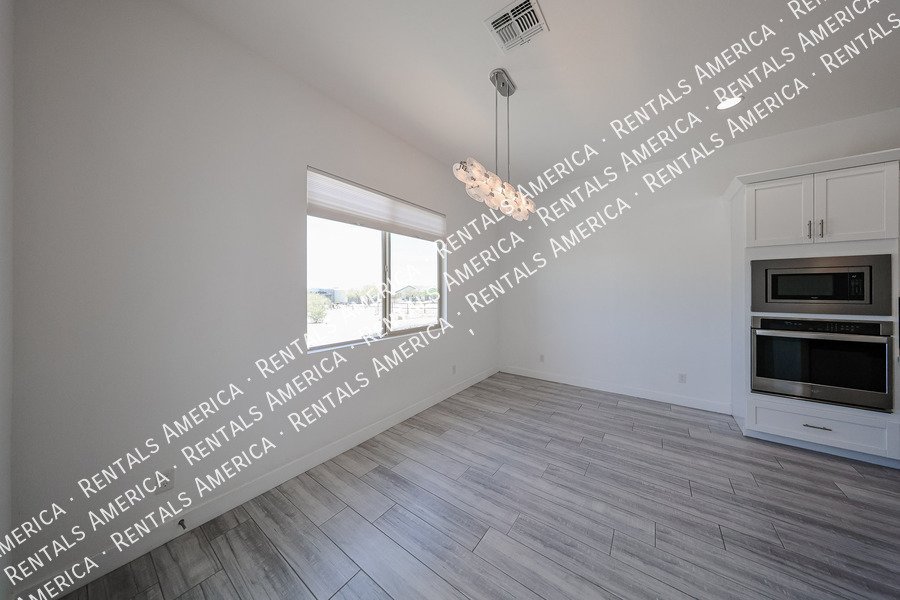Gorgeous 3 bedroom + Den home  in Scottsdale property image