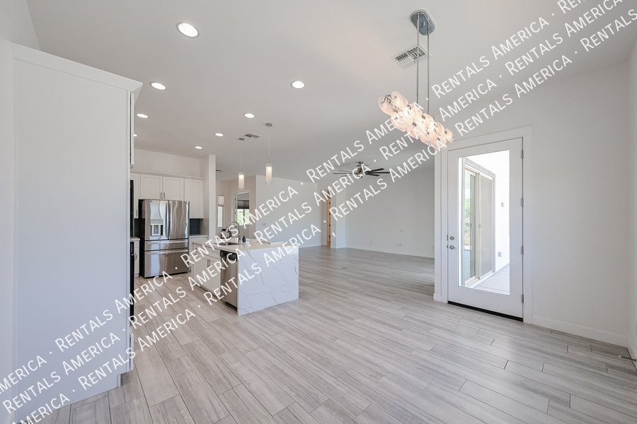 Gorgeous 3 bedroom + Den home  in Scottsdale property image