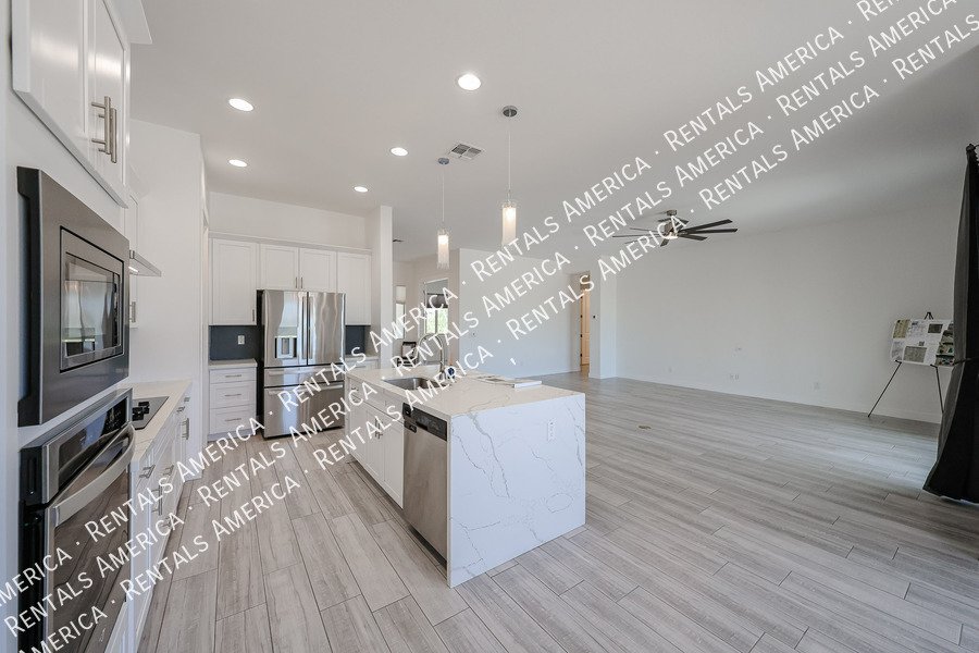 Gorgeous 3 bedroom + Den home  in Scottsdale property image