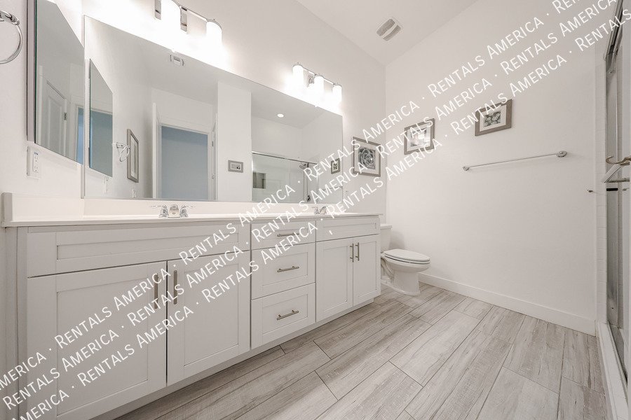 Gorgeous 3 bedroom + Den home  in Scottsdale property image