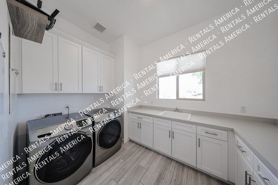 Gorgeous 3 bedroom + Den home  in Scottsdale property image