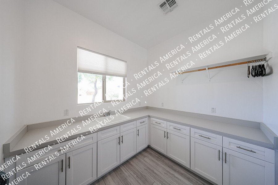 Gorgeous 3 bedroom + Den home  in Scottsdale property image