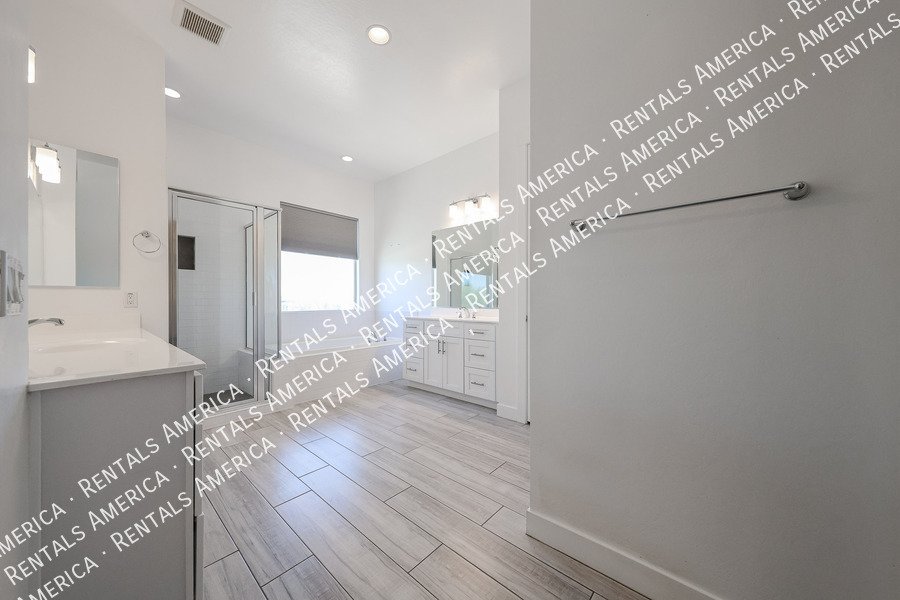 Gorgeous 3 bedroom + Den home  in Scottsdale property image