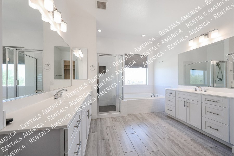 Gorgeous 3 bedroom + Den home  in Scottsdale property image