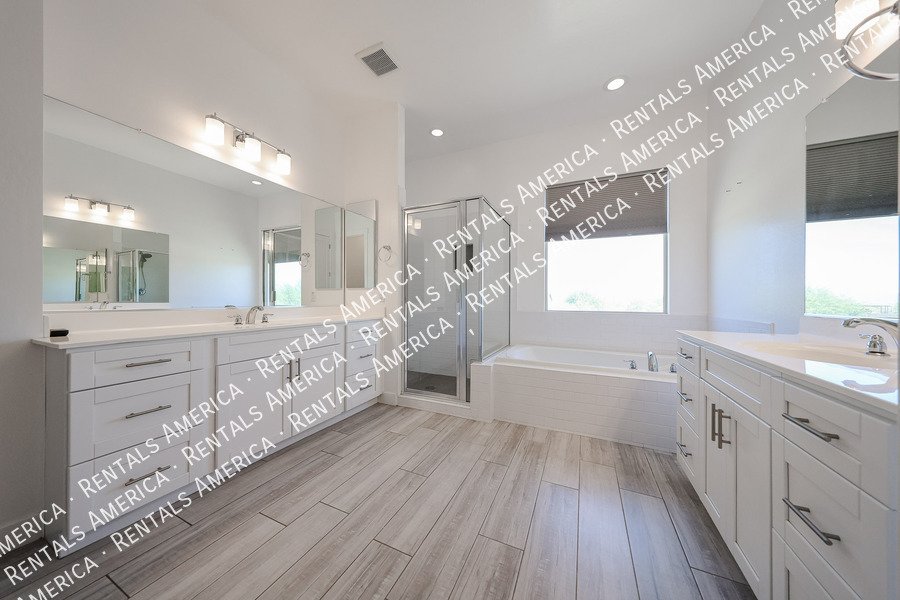 Gorgeous 3 bedroom + Den home  in Scottsdale property image