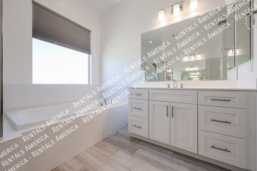 Gorgeous 3 bedroom + Den home  in Scottsdale property image