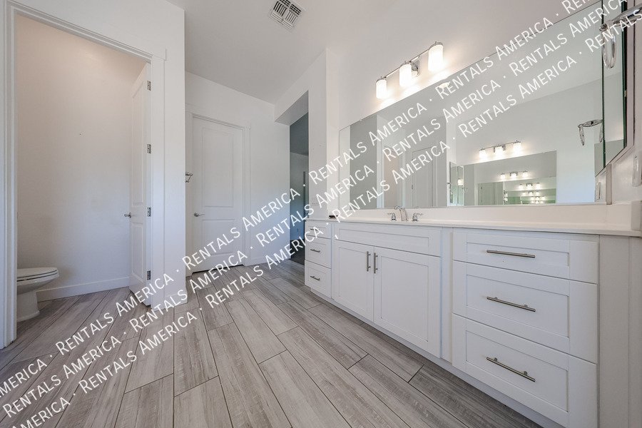 Gorgeous 3 bedroom + Den home  in Scottsdale property image