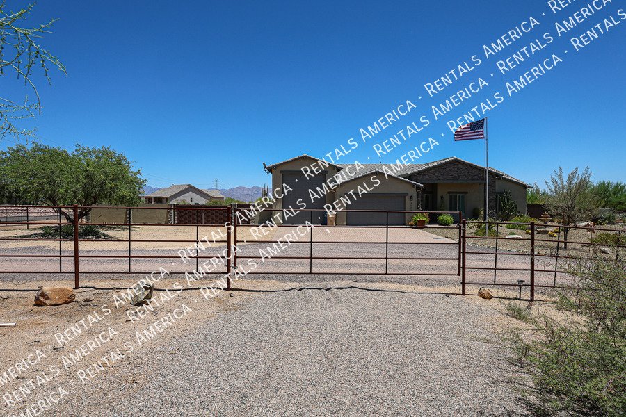 Gorgeous 3 bedroom + Den home  in Scottsdale property image