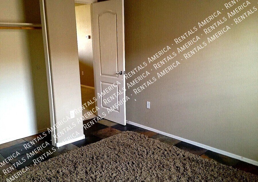 2402 E 5th St property image