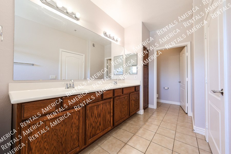 Charming 2 Bedroom, 2 Bath Condo with Garage in a Prime Location! property image