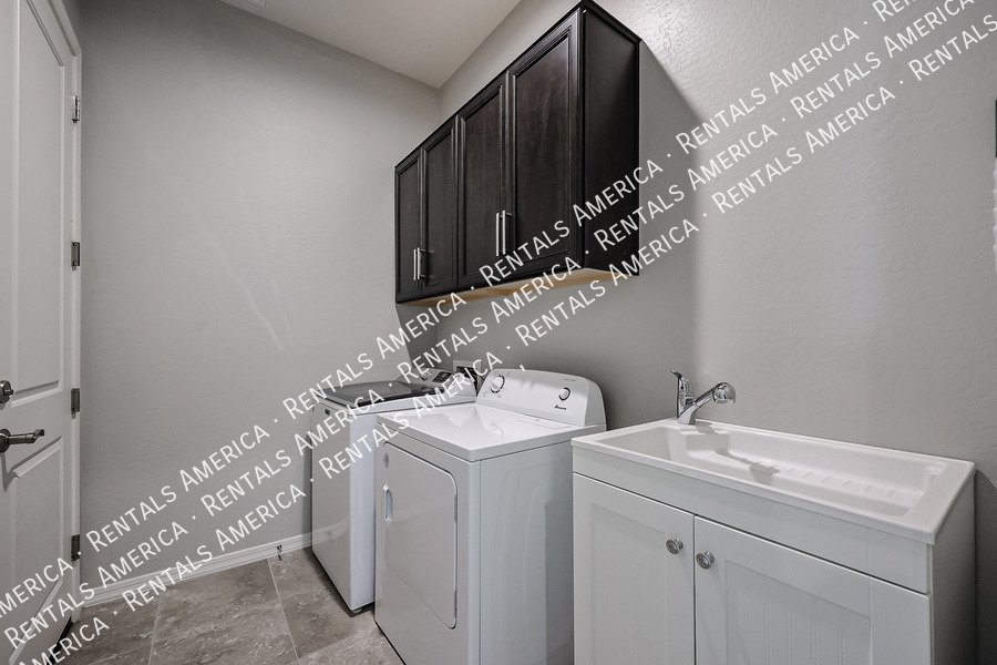 Beautiful Single Level 2BD W/Office Home in the Glennwilde Community!! property image