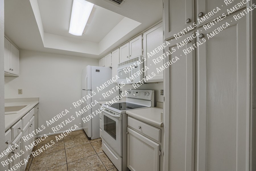MI SPECIAL! Cute 2 Bed 2 Bath Townhome in Tempe! This is a Must See! property image